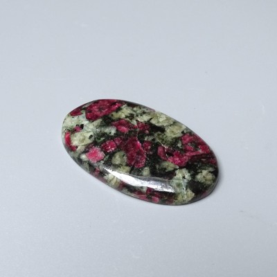 Eudialyt polierter Cabochon 12,5g, Russland