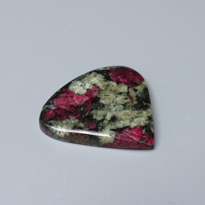 Eudialyt polierter Cabochon 12,5g, Russland