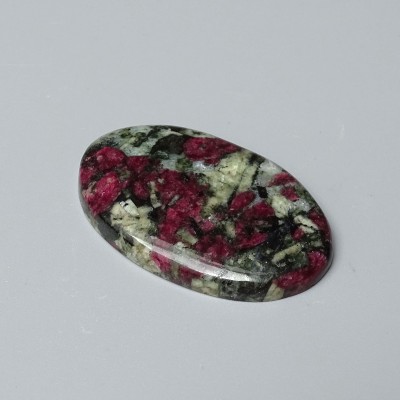 Eudialyt polierter Cabochon 14g, Russland