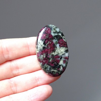 Eudialyt polierter Cabochon 14g, Russland