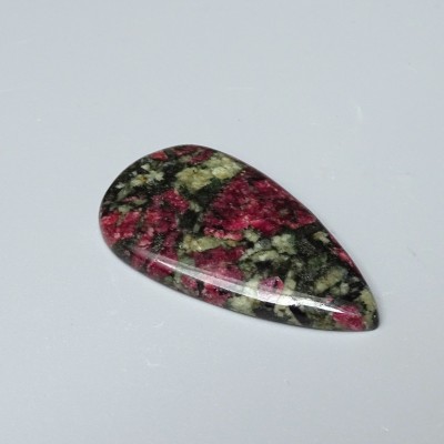 Eudialyt polierter Cabochon 10,2g, Russland