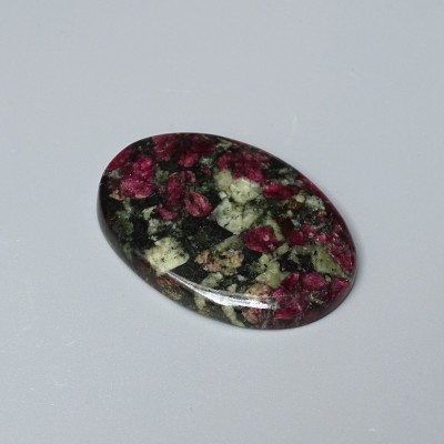 Eudialyt polierter Cabochon 13,3g, Russland