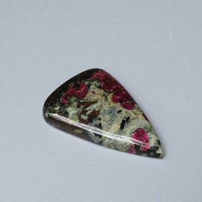 Eudialyt polierter Cabochon 11,5g, Russland