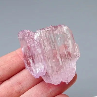 Kunzit natürlicher Kristall 48,2g, Afghanistan