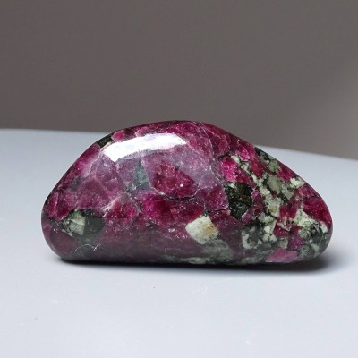 Eudialyt natural polished mineral 28.5g, Russia