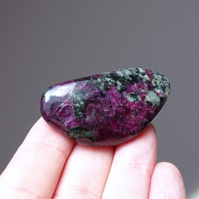 Eudialyt natural polished mineral 28.5g, Russia