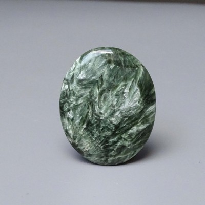 Serafinit polierter Cabochon 8,4g Russland