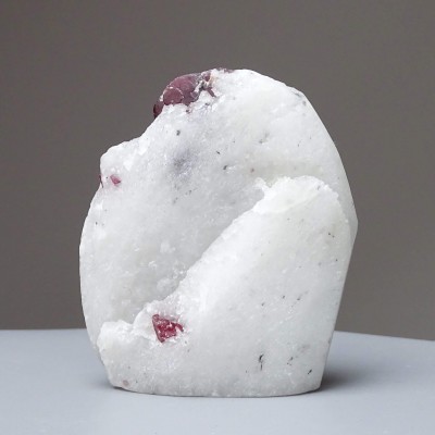 Natural spinel in marble 162g, Vietnam