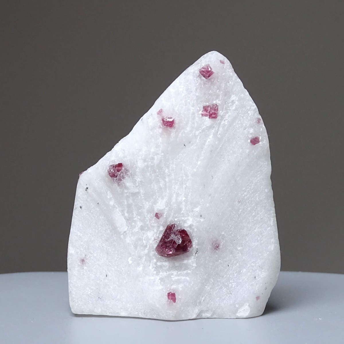 Natural spinel in marble 113g, Vietnam