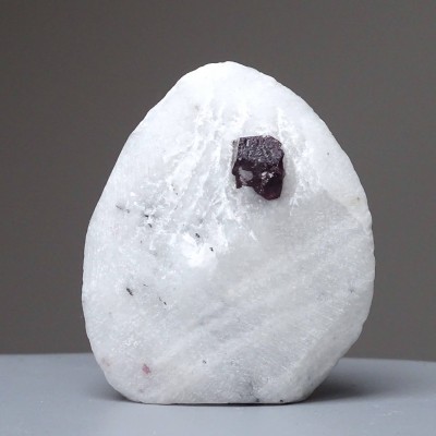 Natural spinel in marble 117g, Vietnam