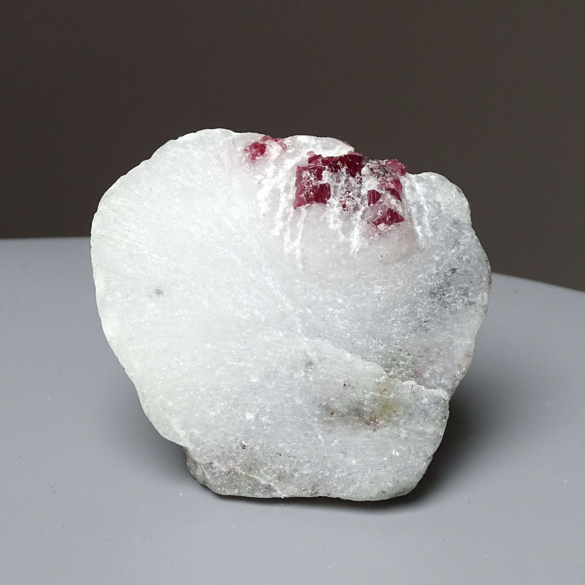 Natural spinel in marble 93g, Vietnam