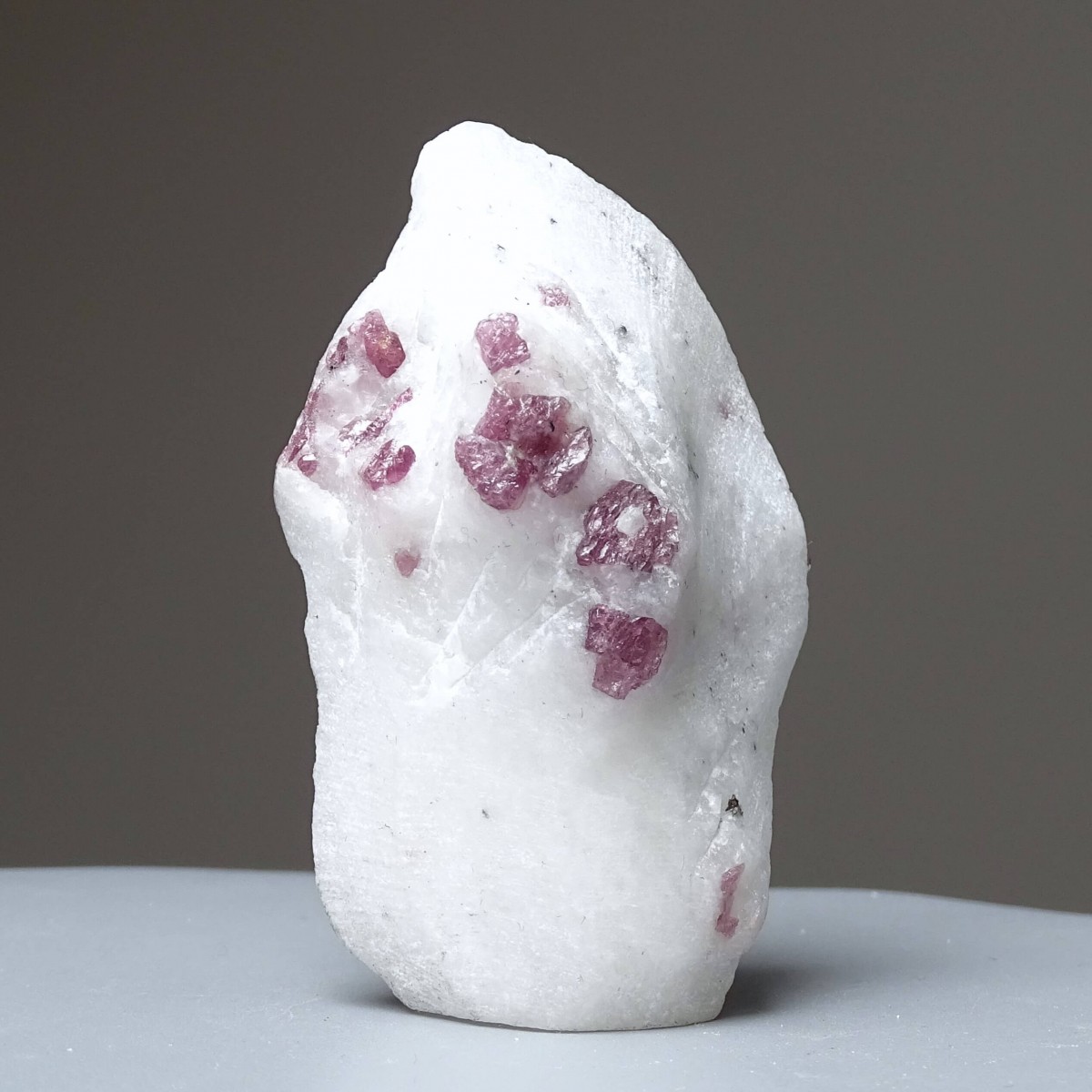 Natural spinel in marble 103g, Vietnam