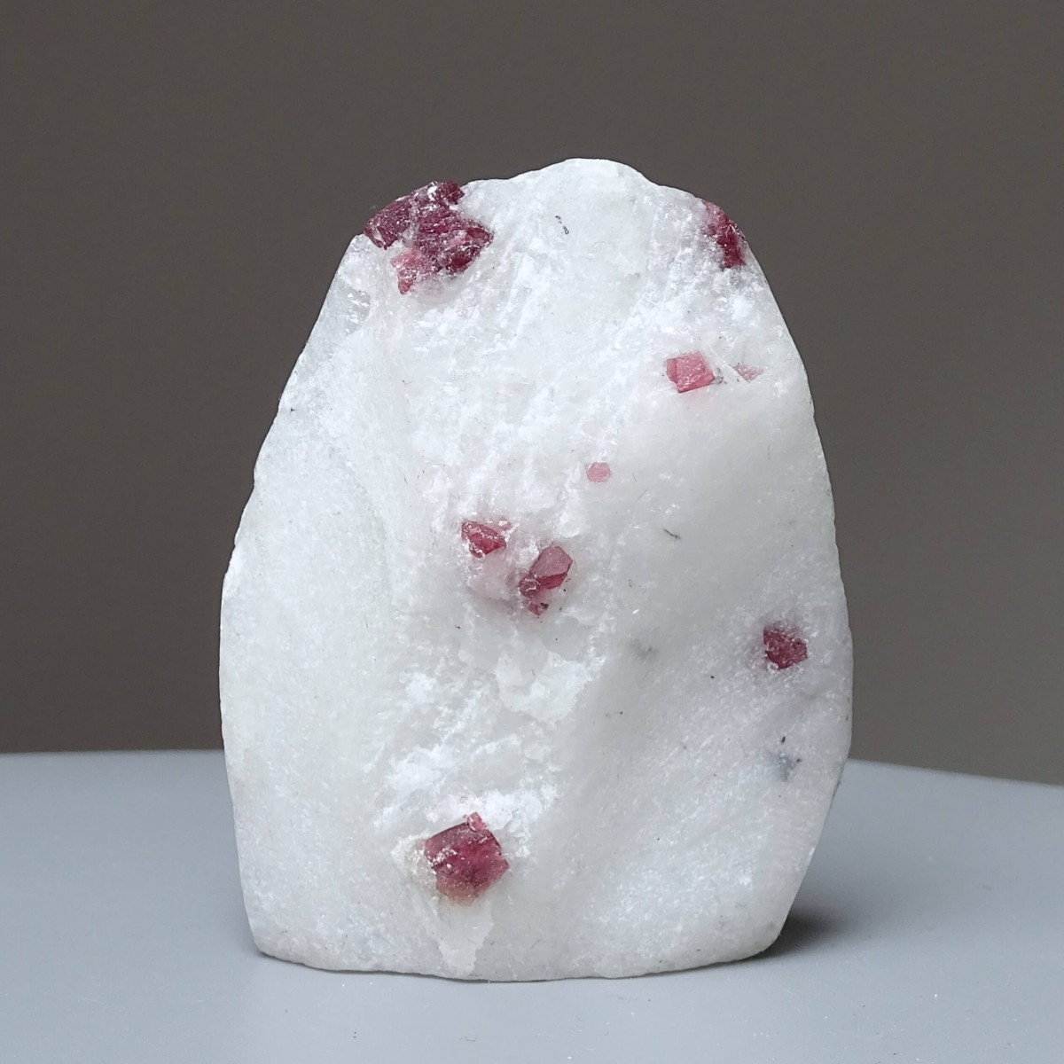 Natural spinel in marble 107g, Vietnam