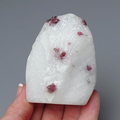 Natural spinel in marble 107g, Vietnam