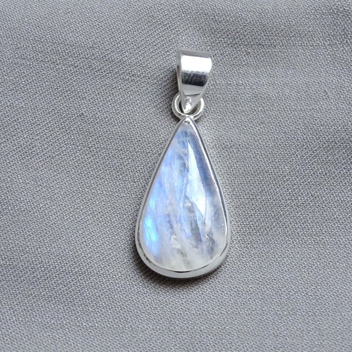 Moonstone pendant in silver 4.5g, top quality