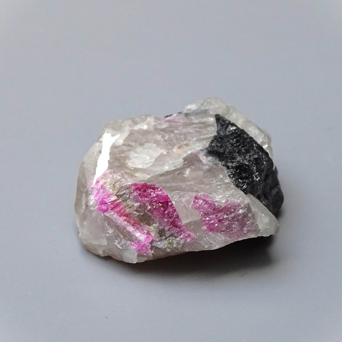 Rubelite/red tourmaline, black turmaline 19,3g, Brazil