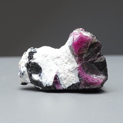 Rubelite/red tourmaline, black turmaline 31.1g, Brazil