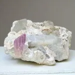 Kunzit přírodní krystal v kombinaci s pollucitem a křišťálem 889g, Afganistán