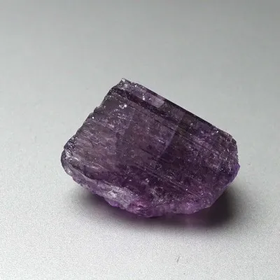 Skapolit fialový přírodní krystal 59,3g, Afganistán