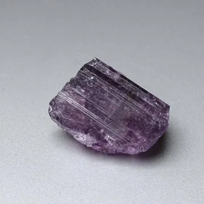 Skapolit fialový přírodní krystal 59,3g, Afganistán