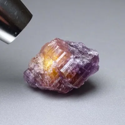 Skapolit fialový přírodní krystal 36,8g, Afganistán