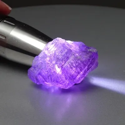 Skapolit fialový přírodní krystal 36,8g, Afganistán