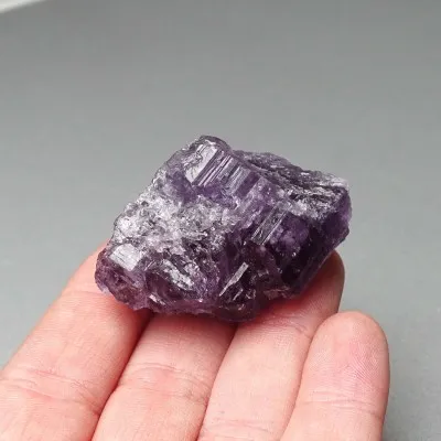 Skapolit fialový přírodní krystal 36,8g, Afganistán