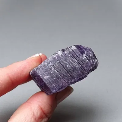 Skapolit fialový přírodní krystal 47,6g, Afganistán