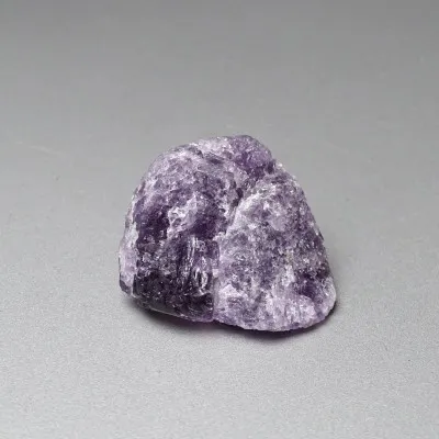 Skapolit fialový přírodní krystal 34,1g, Afganistán