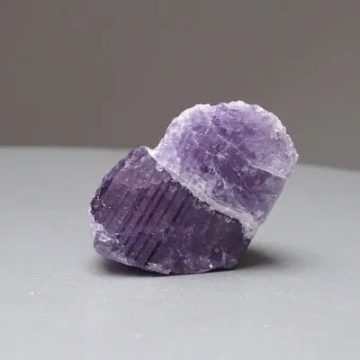 Skapolit fialový přírodní krystal 34,1g, Afganistán