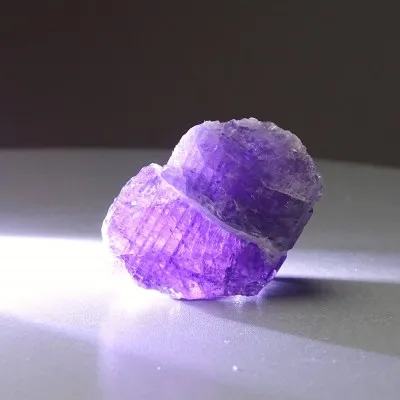 Skapolit fialový přírodní krystal 34,1g, Afganistán