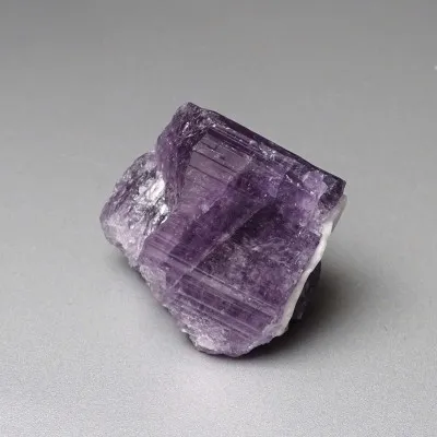 Scapolit lila Naturkristall 104,1g, Afghanistan