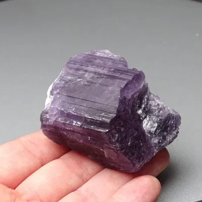 Skapolit fialový přírodní krystal 104,1g, Afganistán