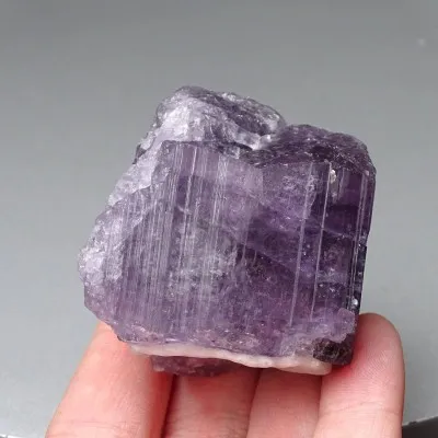 Skapolit fialový přírodní krystal 104,1g, Afganistán