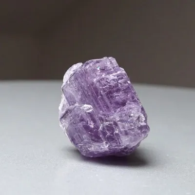 Skapolit fialový přírodní krystal 18,8g, Afganistán