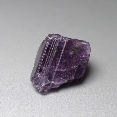 Skapolit fialový přírodní krystal 39,8g, Afganistán