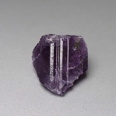 Skapolit fialový přírodní krystal 39,8g, Afganistán