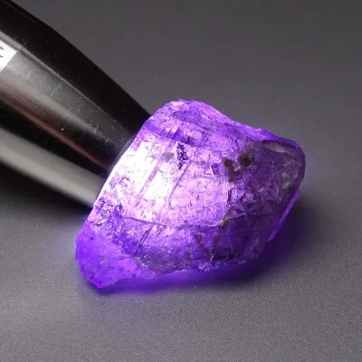 Skapolit fialový přírodní krystal 39,8g, Afganistán