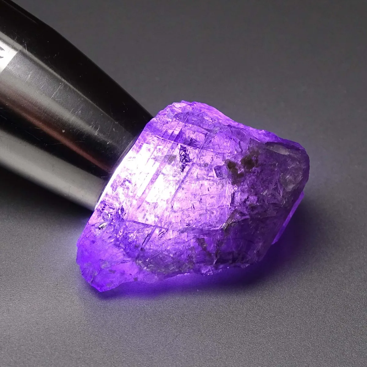 Skapolit fialový přírodní krystal 39,8g, Afganistán