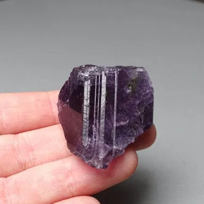 Skapolit fialový přírodní krystal 39,8g, Afganistán