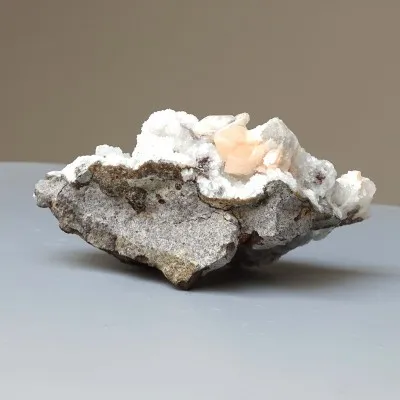 Apophyllite, chalcedony, stilbit druse 140g, India