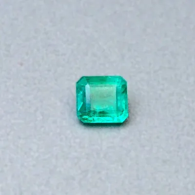 Natürlich geschliffener Smaragd 1,38ct, mit Zertifikat, Sambia