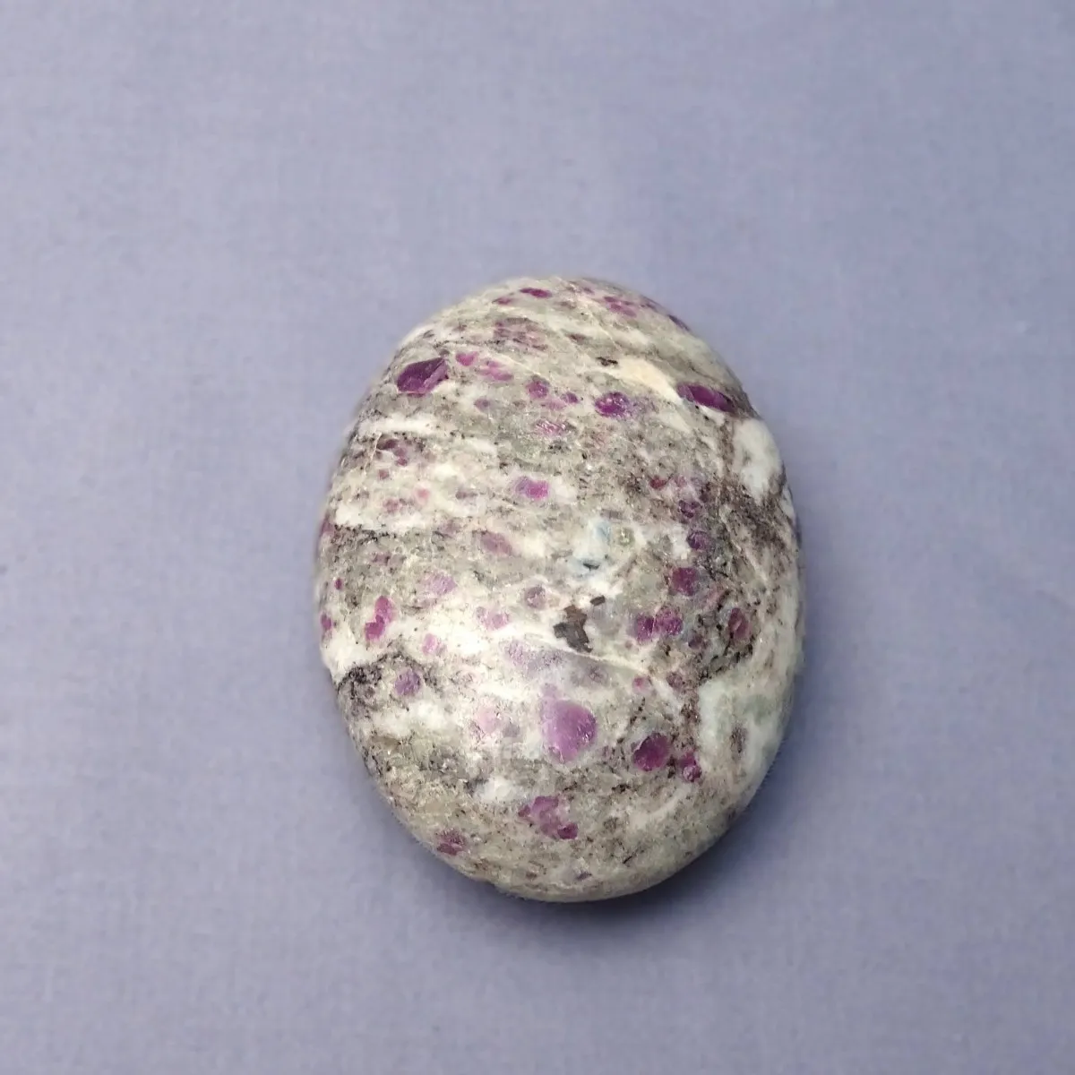 Rubin in Albit poliert 127g, Indien MINERALS-STONES®