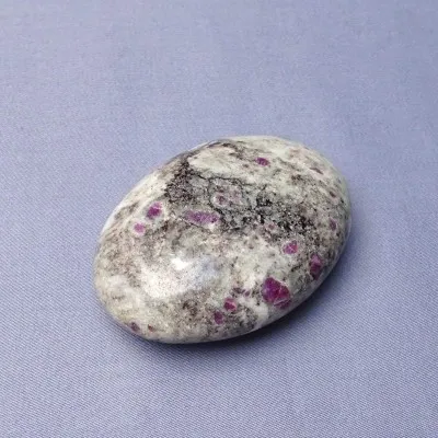 Rubin in Albit poliert 127g, Indien MINERALS-STONES®