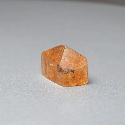 Topaz imperial přírodní krystal 3,7g, Brazílie