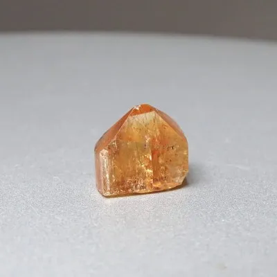 Topaz imperial přírodní krystal 3,7g, Brazílie
