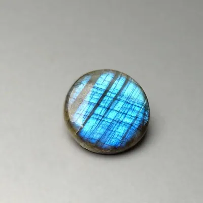 Labradorit přírodní leštěný kabošon 9g, Madagaskar