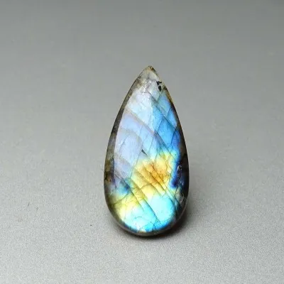 Labradorit přírodní leštěný kabošon 8,6g, Madagaskar